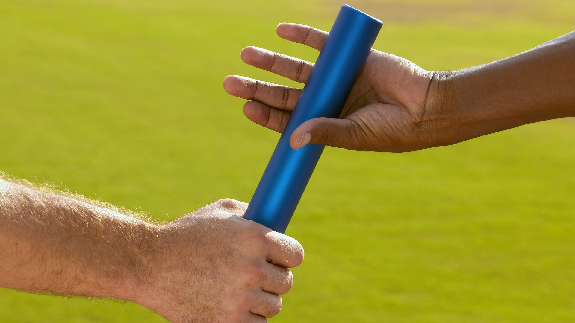 中国女足队员刘某在比赛中攻入制胜球，中国女足队员受伤