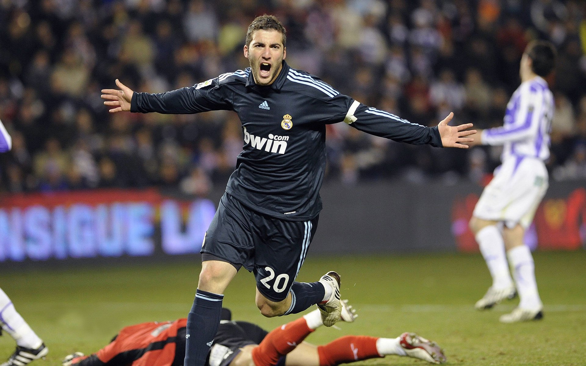 纽卡斯尔联主场3-1大胜富勒姆，进攻端火力全开，纽卡斯尔联主帅